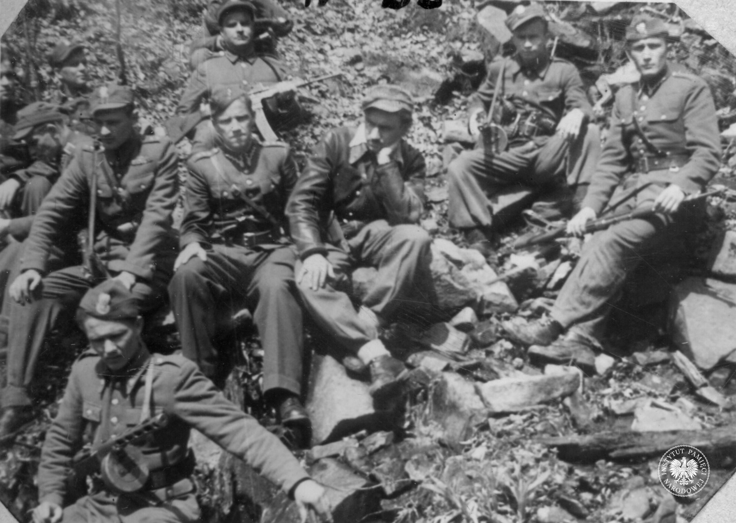 Fotografia przedstawia grupę żołnierzy Polskiej Podziemnej Armii Niepodległościowej, m.in. ks. Władystawa Gurgacza ps. Sem oraz Stanisława Pióro ps. Emir